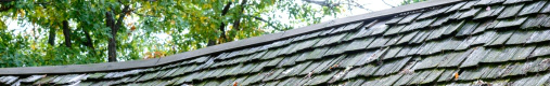 Roof with wooden shake shingles